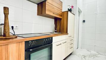 Horno, parrilla de estufa, cafetera y tetera y tetera eléctrica