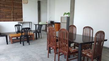 Refrigerador, microondas y tostadora