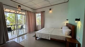 Habitación doble estándar, balcón, vista al mar | Cortinas blackout, wifi gratis y ropa de cama