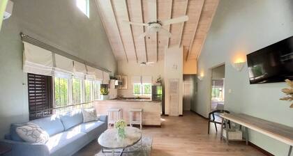 Charming 2-bedroom cottage with AC and WiFi near Beach on West Coast