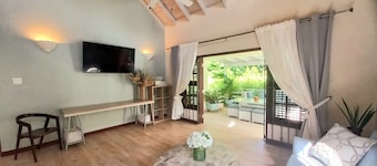 Charming 2-bedroom cottage with AC and WiFi near Beach on West Coast