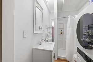 ヘアドライヤー、タオル、石鹸、トイレットペーパー