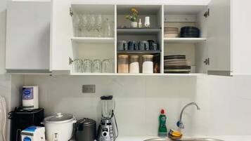 Kjøleskap, ovn, oppvaskmaskin og brødrister