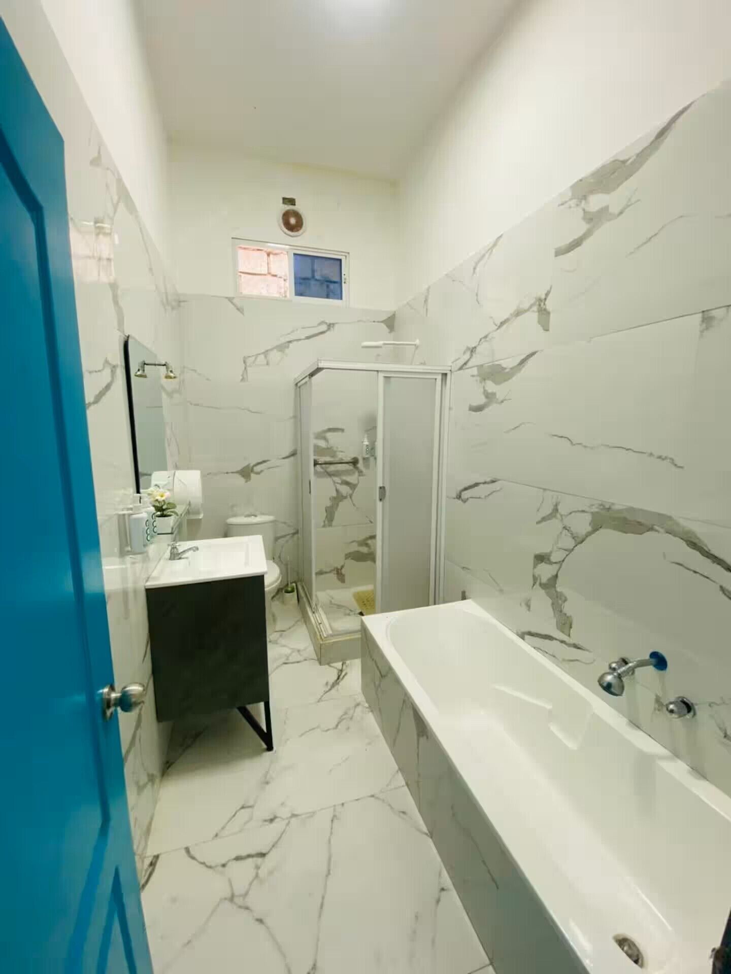Sèche-cheveux, bidet, serviettes fournies, savon