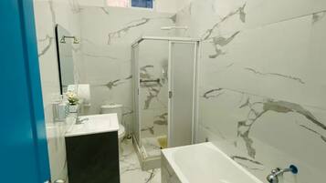 SĂšche-cheveux, bidet, serviettes fournies, savon