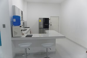 Een koelkast, een oven, een vaatwasser, een broodrooster