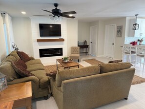 TV connectée, cheminée, livres