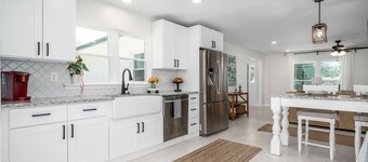 Charming Modern 3-bedroom Farmhouse near Hickory on 1-acre