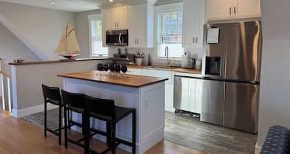 Charming 2-bed apartment with AC, WiFi in tranquil Cohasset, close to beaches