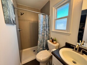 Shower, towels - The Blue Lagoon: Your Coastal Paradise Awaits! (Gulf Shores)
