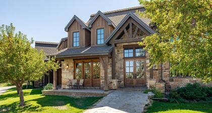 Relaxing 9,900 sqft 8B Rustic Estate on 40 acre Private Ranch with 2 Hot Tubs