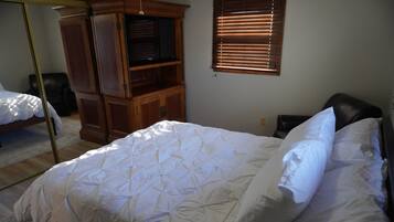 4 bedrooms, iron/ironing board, WiFi, bed sheets