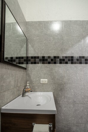 Shower, towels - Tropical Retreat Steps from Jacó Beach & Adventure (Jaco)