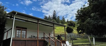 Country Cottage with Valley Views, 15mins to Canungra, 30mins to Mt Tamborine