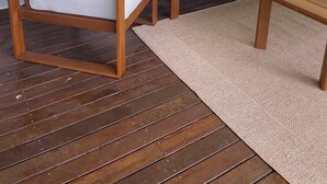 A wooden chair and sofa set with cushions, a wooden table, and a woven rug on a wooden deck. - Country Cottage with Valley Views, 15mins to Canungra, 30mins to Mt Tamborine (Illinbah)