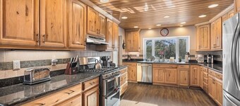 Majestic views! 4 bedroom, 4.5 bath home close to town