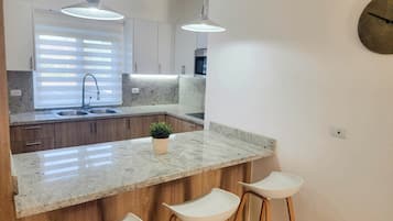 Kühlschrank, Mikrowelle, Herdplatte, Wasserkocher mit Kaffee-/Teezubehör