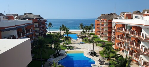 Ocean front 3-b/r condo in Vivo Resorts Puerto Escondido with AC, WiFi, 