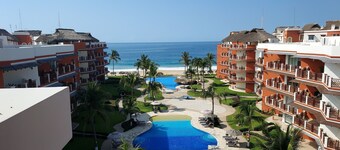 Ocean front 3-b/r condo in Vivo Resorts Puerto Escondido with AC, WiFi, 
