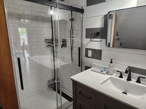 Dusche, Haartrockner, Bidet, Handtücher