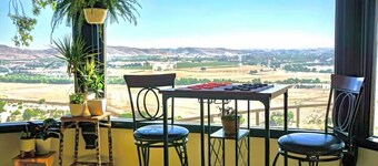 Epic Views above Paso Robles vineyards- 2 bedrooms, 2 baths.