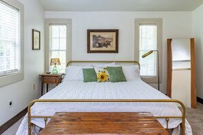 3 bedrooms, iron/ironing board, WiFi, bed sheets - Charming 3-bedroom farmhouse private 15 minutes to downtown Chattanooga (flintstone)