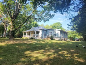 Exterior - Charming 3-bedroom farmhouse private 15 minutes to downtown Chattanooga (flintstone)