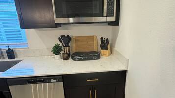 Een magnetron, een oven, een kookplaat, een vaatwasser