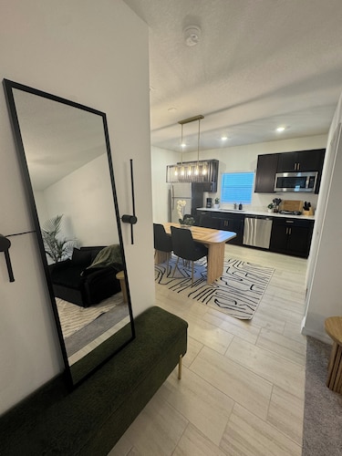 Stylish 1 Bedrm Suite + Queen SofaBed Suite! High Speed WiFi!