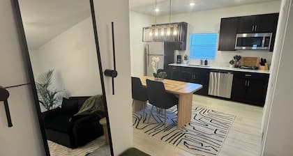 Stylish 1 Bedrm Suite + Queen SofaBed Suite! High Speed WiFi!