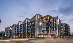 Exterior - Vibrant Unit in Griffith (Glendale)