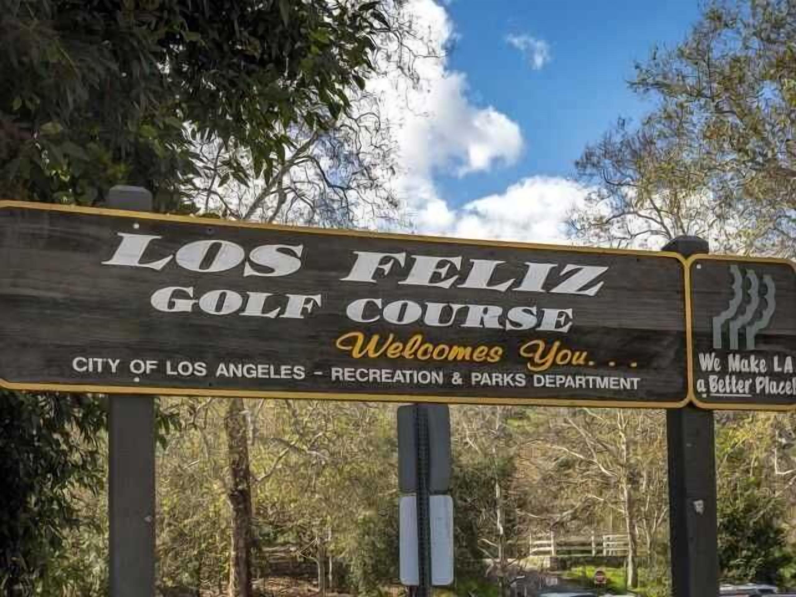 Letrero del campo de golf Los Feliz, dando la bienvenida a visitantes y mencionando al Departamento de Recreación y Parques de la Ciudad de Los Ángeles.