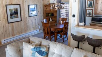 Smart TV, lareira, livros, aparelho de som