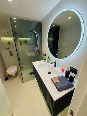 Shower, hair dryer, towels, soap - Preikestolen (The Pulpit Rock) Gateway (Rogaland)