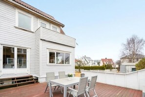 تناول الطعام بالخارج