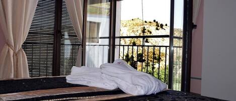 10 bedrooms, desk, WiFi, bed sheets