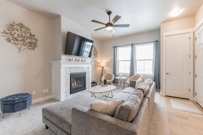 智能電視、壁爐、書籍