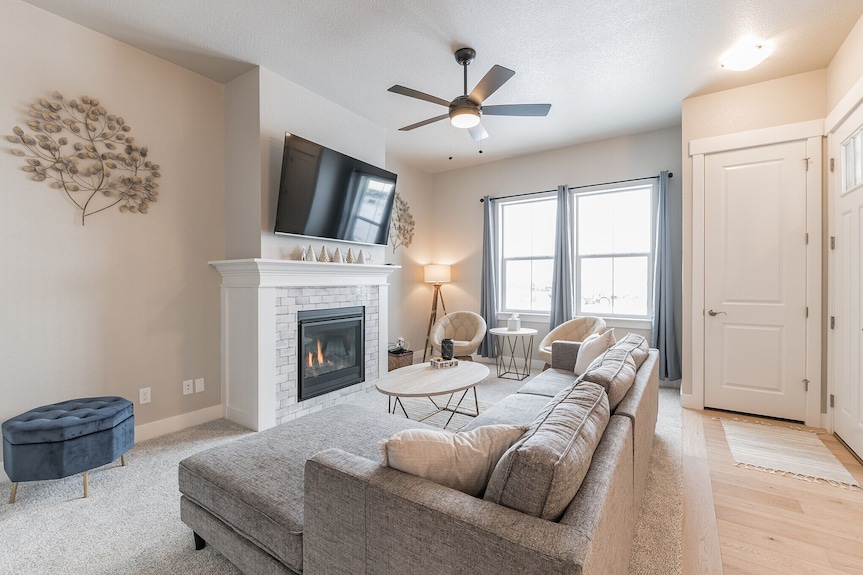 Charming 3-bedroom Townhome In Delightful Berthoud In The Tpc Community - Lyons, CO