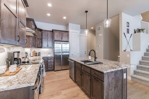 雪櫃、微波爐、焗爐、爐具