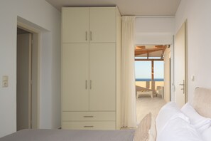 6 chambres, coffre-fort, fer et planche à repasser