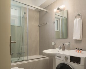 Douche, séchoir à cheveux, serviettes fournies, shampooing