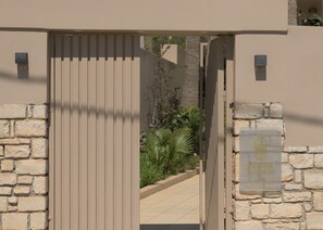 تفاصيل الفندق من الخارج