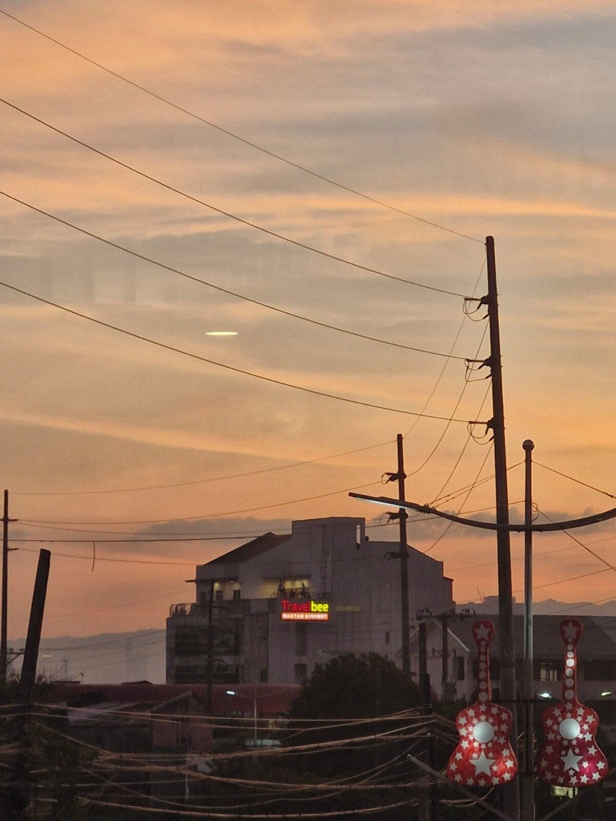 A building with a sign reading "Travelbee."