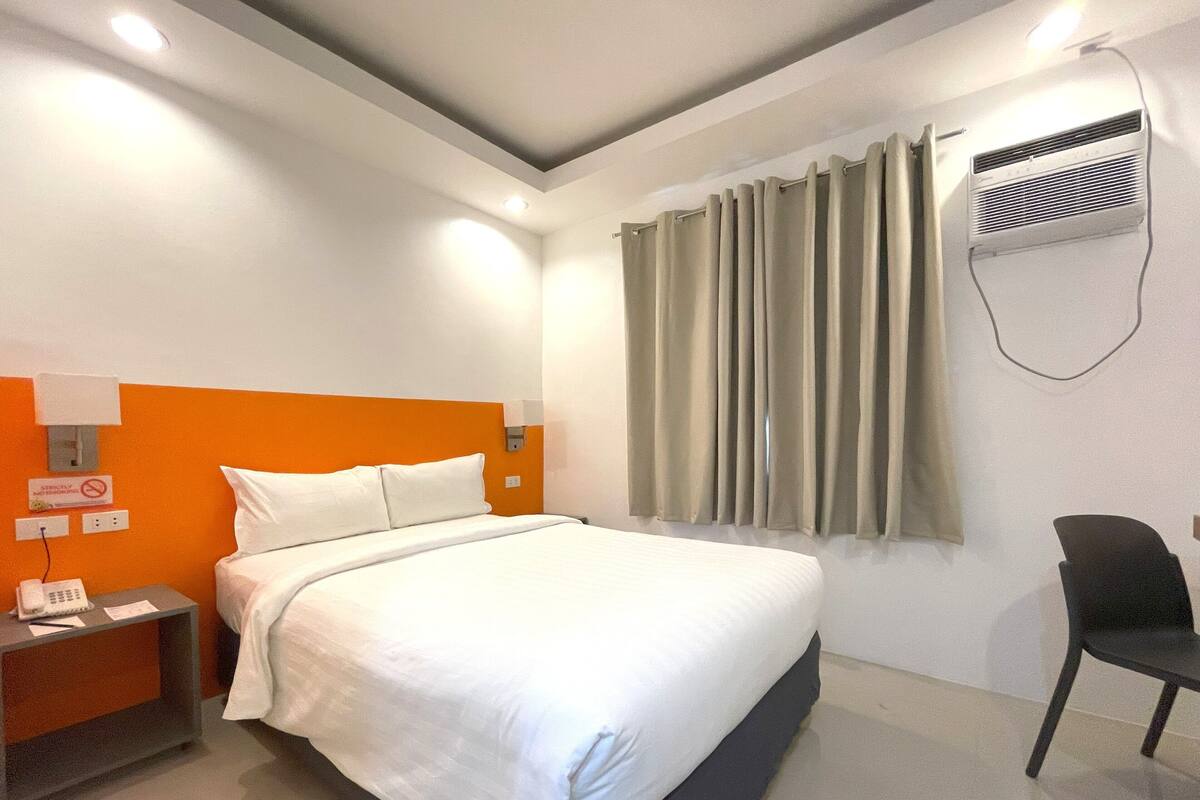 Standard Double Room | Desk, WiFi (free), bed sheets