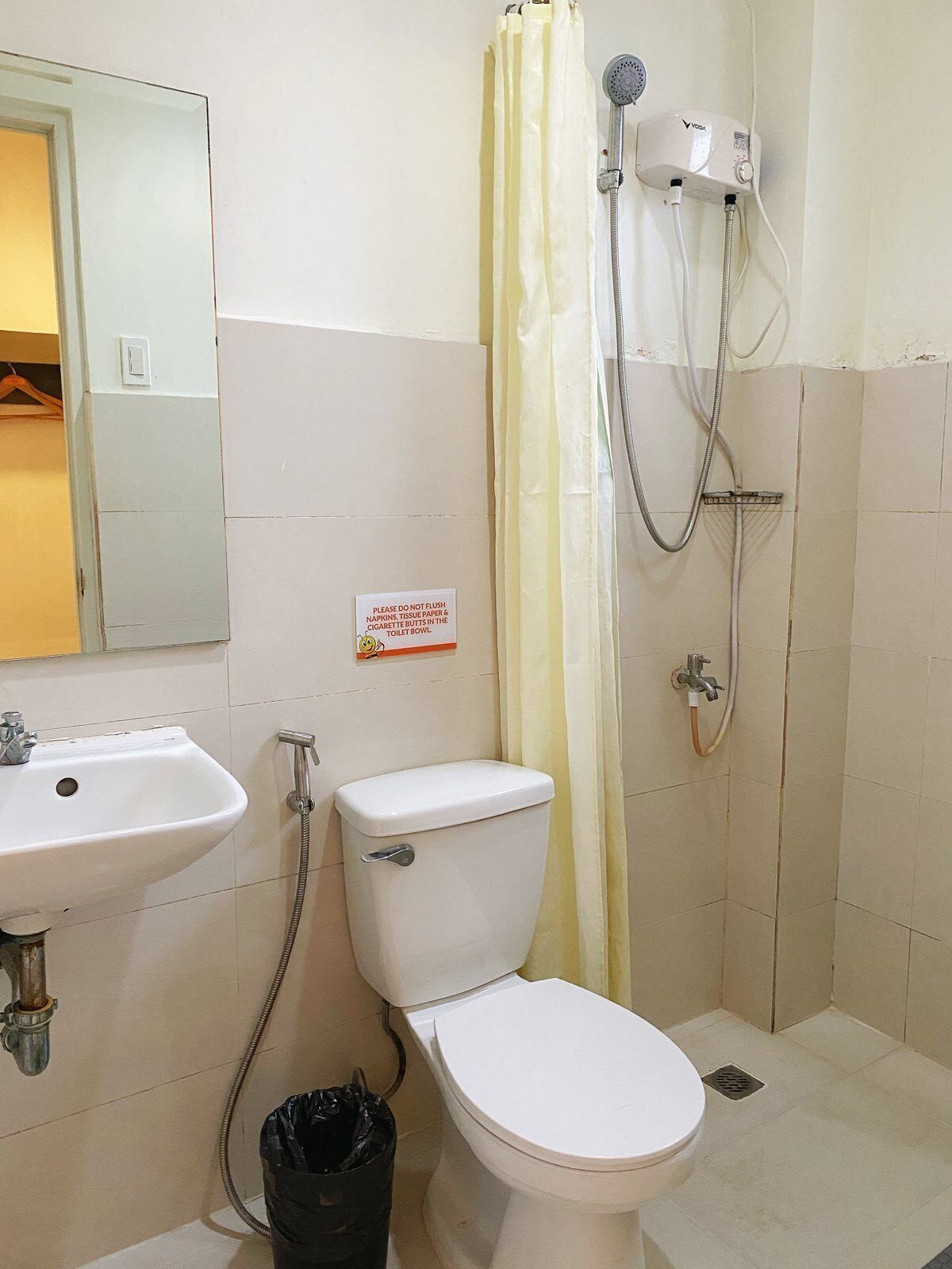 Ein Badezimmer mit Toilette, Waschbecken und Dusche.