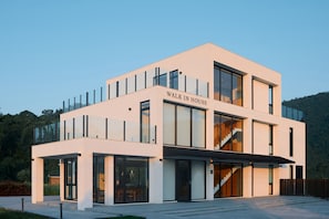 Un bâtiment moderne avec une enseigne indiquant « ENTRÉE LIBRE » et de grandes fenêtres en verre.