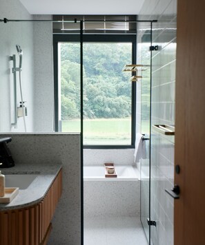 Separate bathtub and shower, hair dryer, slippers, towels - Walk in house (Yuanshan)