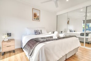2 bedrooms, iron/ironing board, WiFi, bed sheets - Bellbird Hideaway (Bellbird Heights)