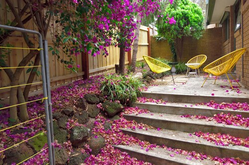 Beautiful lakeside unit, walk to train station, schools and Eastland