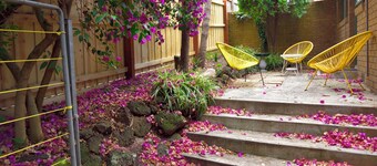 Beautiful lakeside unit, walk to train station, schools and Eastland